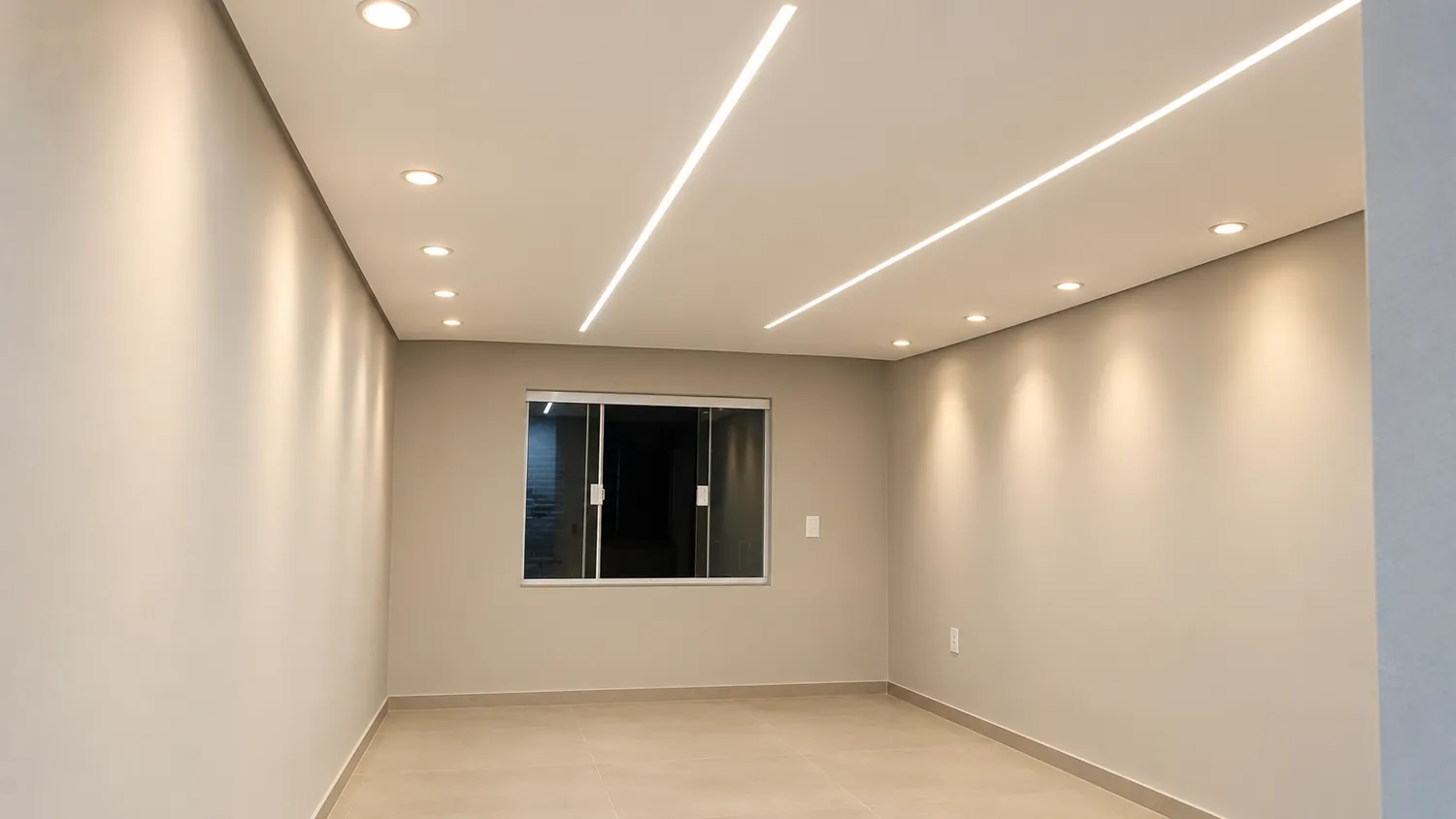 Ambiente com forro de gesso, perfis de LED embutidos e spots direcionados nas paredes